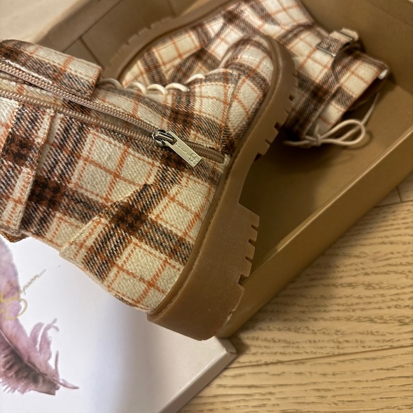 Size 8 Jessica Simpson checked pattern boots - Picture 3 of 8